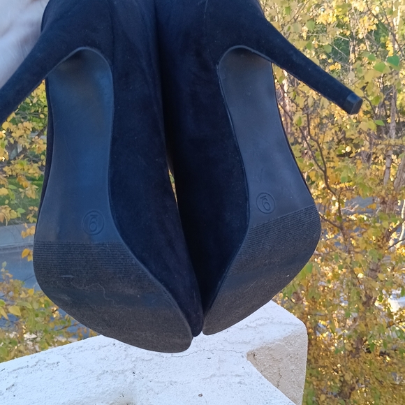 NWT Mossimo Sabrina Black Suede Booties Gold Toe Plate Zipper - Picture 7 of 10